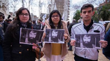 Unos jóvenes sostienen la foto de Santiago Maldonado, quien fue visto por última vez el 1 de agosto. (Alan Monzón/Rosario3.com)