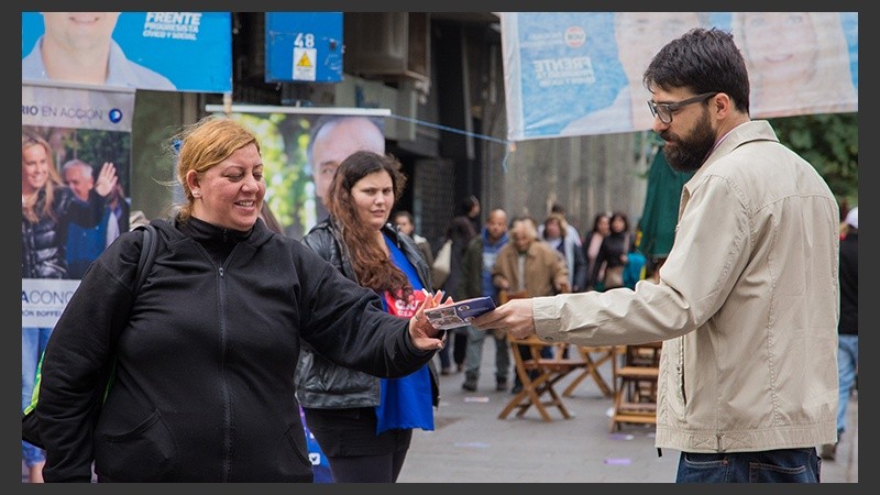 Colaboradores de los distintos espacios repartieron folletos en el centro.
