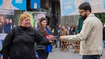 Colaboradores de los distintos espacios repartieron folletos en el centro.