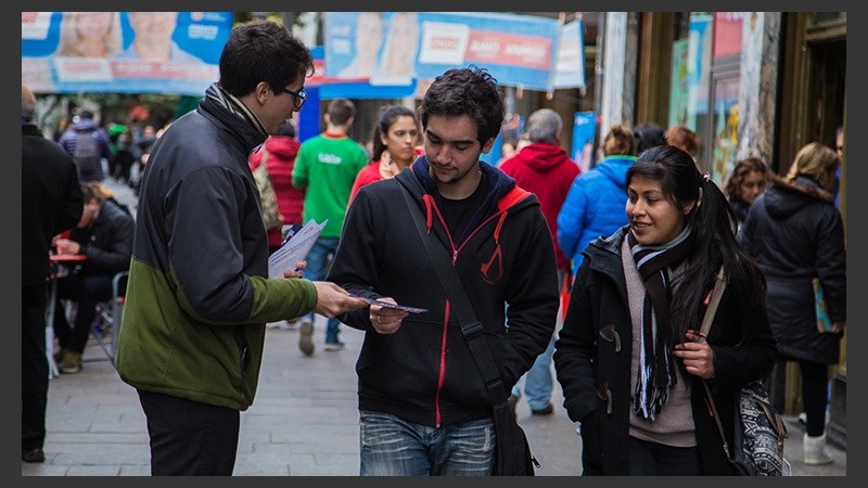 Colaboradores de los distintos espacios repartieron folletos en el centro.
