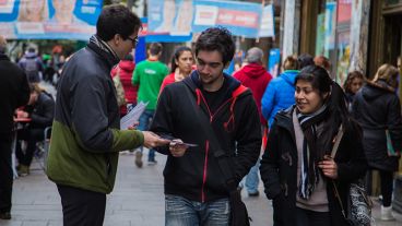 Colaboradores de los distintos espacios repartieron folletos en el centro.