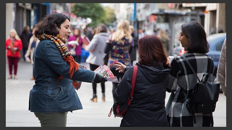Colaboradores de los distintos espacios repartieron folletos en el centro.