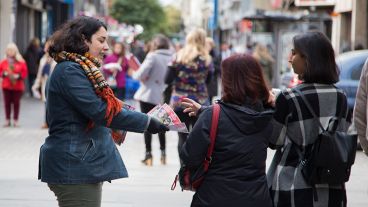 Colaboradores de los distintos espacios repartieron folletos en el centro.