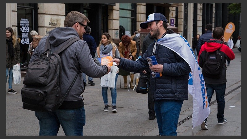Colaboradores de los distintos espacios repartieron folletos en el centro.