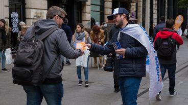 Colaboradores de los distintos espacios repartieron folletos en el centro.