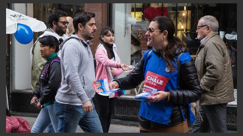 Colaboradores de los distintos espacios repartieron folletos en el centro.