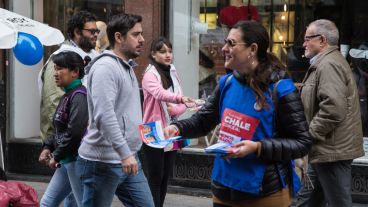 Colaboradores de los distintos espacios repartieron folletos en el centro.