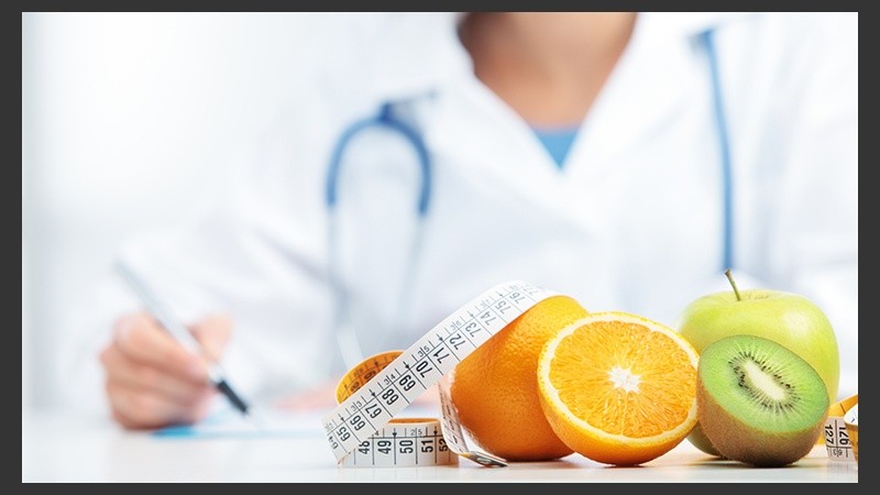 Crear planes de alimentación y decirle a los pacientes qué consumir son dos tareas claves del nutricionista.