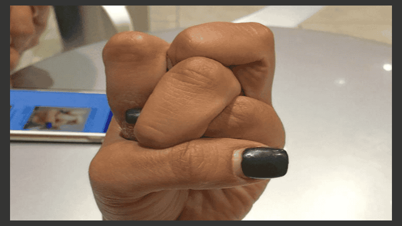 La nueva moda de entrelazar los dedos. 