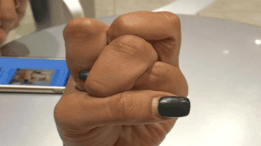 La nueva moda de entrelazar los dedos.