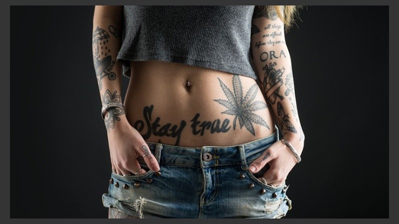 La tinta del tatuador penetra entre tres y cinco centímetros la piel, alcanzando la capa dérmica. 