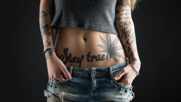 La tinta del tatuador penetra entre tres y cinco centímetros la piel, alcanzando la capa dérmica.