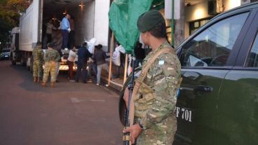 El ejército custodia la llegada del material electoral a todo el país.