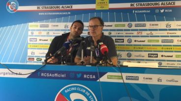 Marcelo Bielsa y su traductor en la conferencia de prensa, tras la derrota.