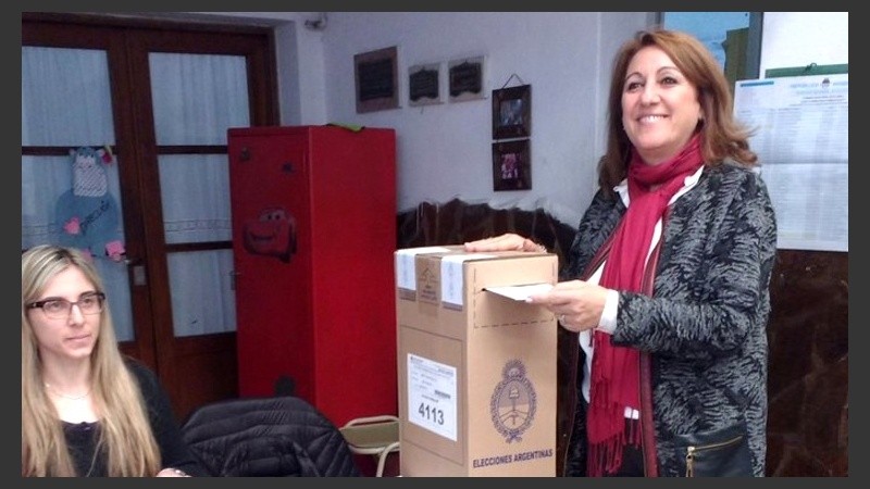 La intendenta sufragó al mediodía en la escuela de Italia al 2200.