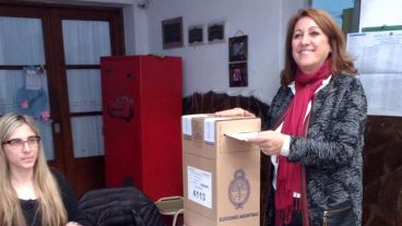 La intendenta sufragó al mediodía en la escuela de Italia al 2200.