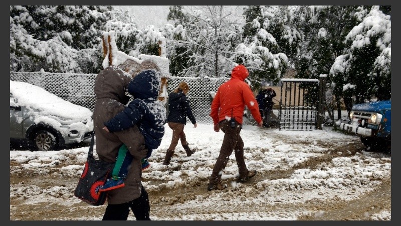 A pesar de la nieve, la gente acudía a los centros de votación.