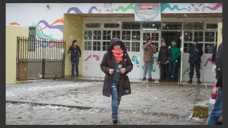 A pesar de la nieve, la gente acudía a los centros de votación.
