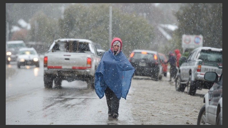 A pesar de la nieve, la gente acudía a los centros de votación.