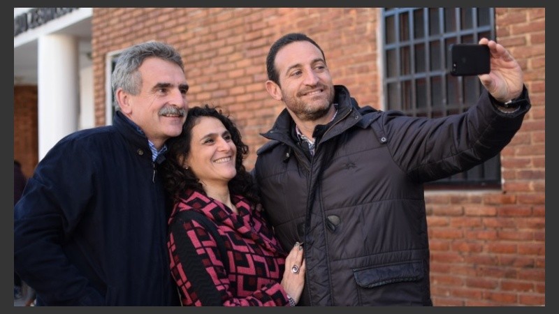 Sukerman y López junto a Rossi, precandidato a diputado.