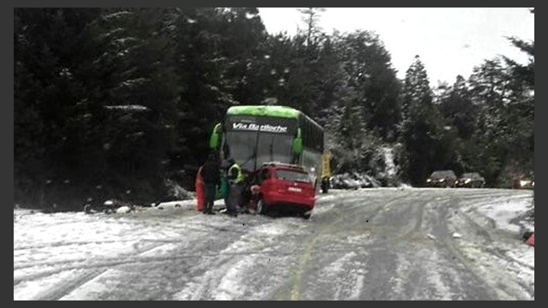 La Volkswagen Suran de Giallombardo terminó contra un micro de la empresa Vía Bariloche en la ruta 40.
