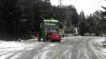 La Volkswagen Suran de Giallombardo terminó contra un micro de la empresa Vía Bariloche en la ruta 40.