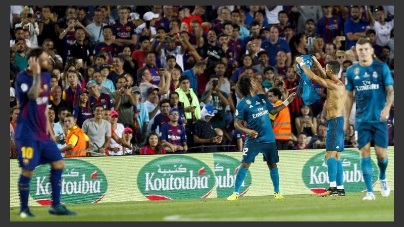 Cristiano emuló a Messi y le mostró su casaca a la hinchada rival pero lo echaron.