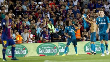 Cristiano emuló a Messi y le mostró su casaca a la hinchada rival pero lo echaron.
