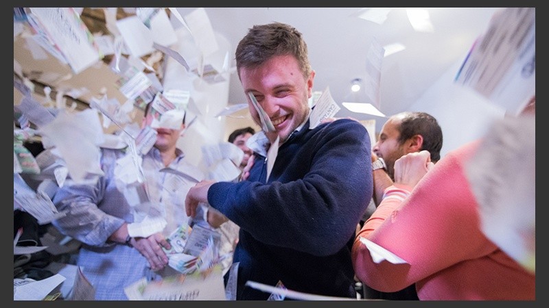 El festejo de Roy al imponerse en la interna de Cambiemos.