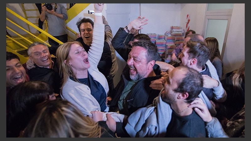 Euforia en el búnker de López Molina. La diputada Scaglia festeja a puro grito. 