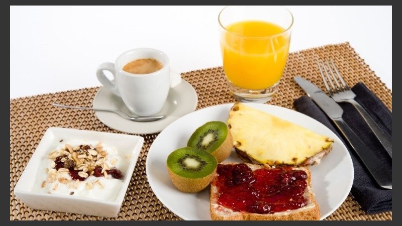 Un buen desayuno debe contemplar algún lácteo descremado, cereal, queso o mermelada reducida en calorías y, en lo posible, una fruta.
