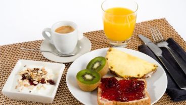 Un buen desayuno debe contemplar algún lácteo descremado, cereal, queso o mermelada reducida en calorías y, en lo posible, una fruta.