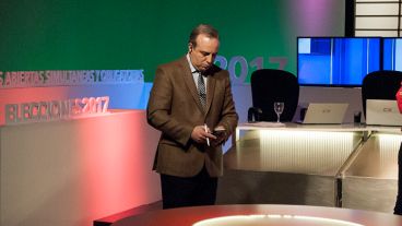 Sergio Roulier, siempre atento a la información.