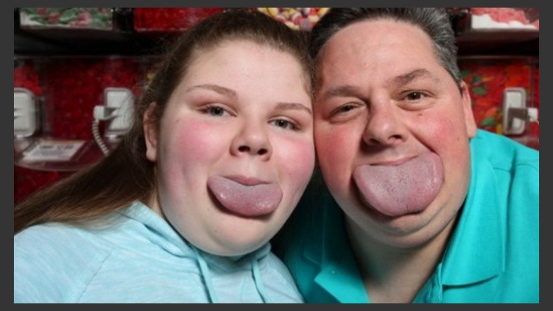 La nena y el padre, dos lengua ancha.