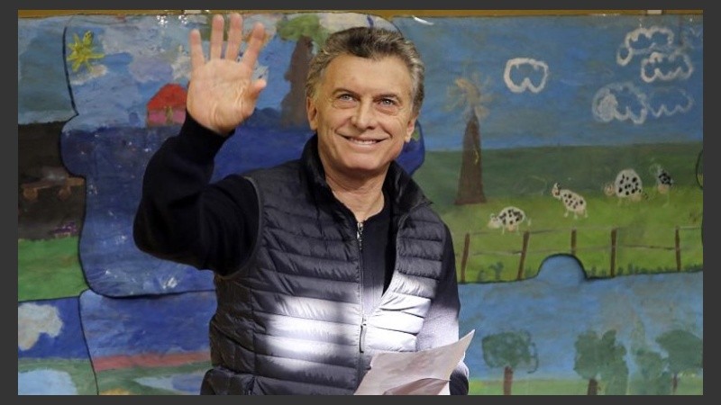 El mandatario al salir del aula en una escuela de Palermo.