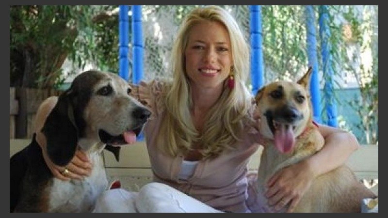 A Nicole le gustan los perros y el perreo.