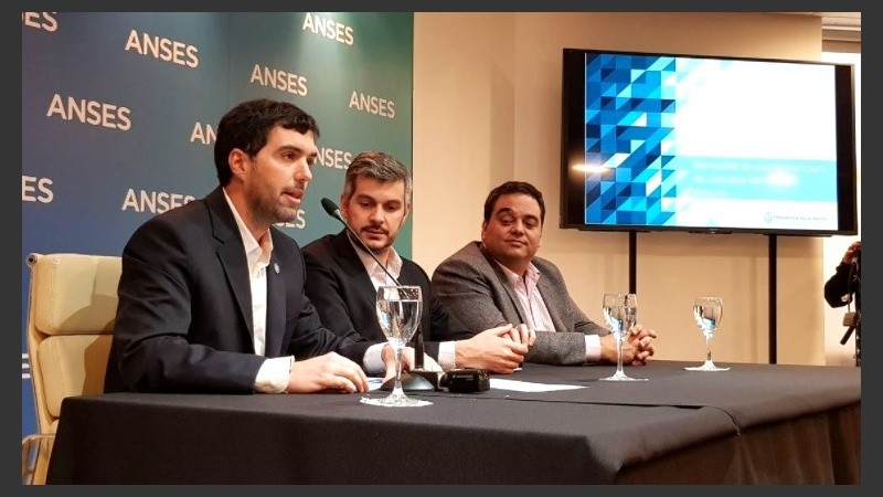 Basavilbaso, Peña y Triaca durante el anuncio.