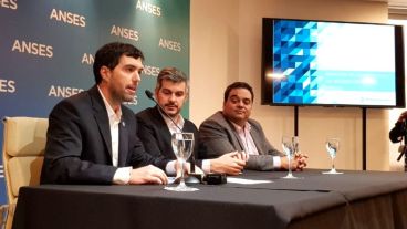 Basavilbaso, Peña y Triaca durante el anuncio.