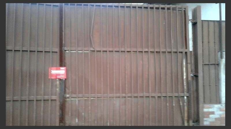 El predio tiene dos ingresos, uno de ellos a 50 metros de una escuela.