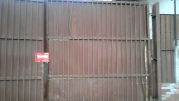 El predio tiene dos ingresos, uno de ellos a 50 metros de una escuela.