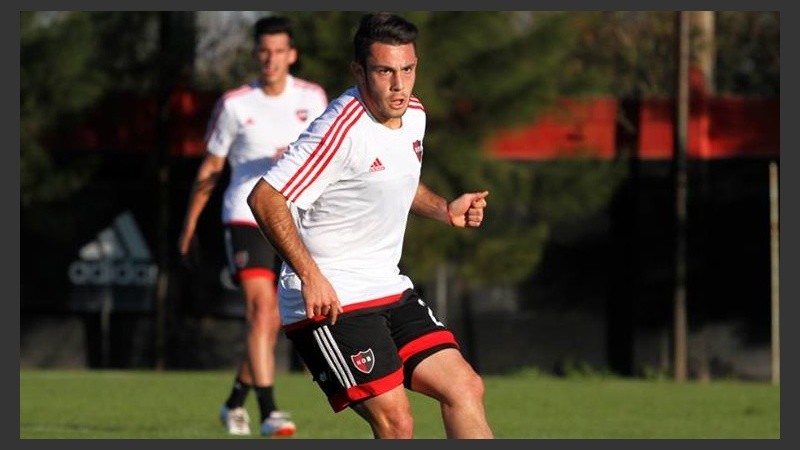 Valenzuela es el lateral izquierdo titular para Llop.