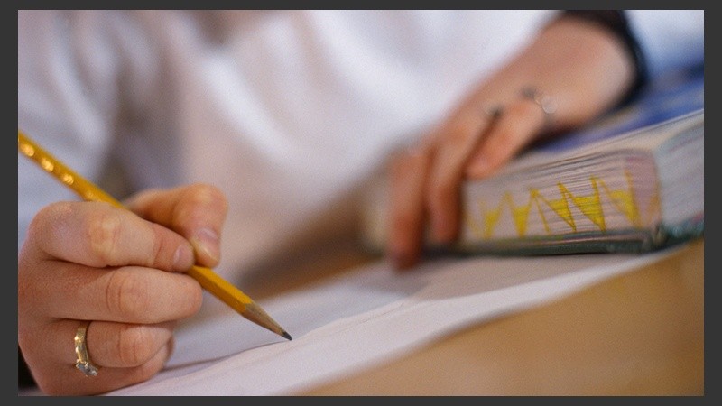 Muchos que dejaron las aulas hace tiempo, buscan compaginar su trabajo con la educación, pero no siempre le dedican la suficiente atención.