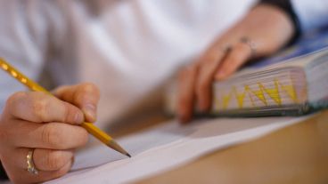 Muchos que dejaron las aulas hace tiempo, buscan compaginar su trabajo con la educación, pero no siempre le dedican la suficiente atención.