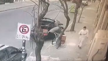 El robo tomado por una cámara de seguridad en Sarmiento y Montevideo.