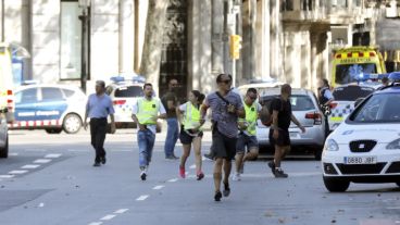 Los lesionados recibían asistencia en el lugar.