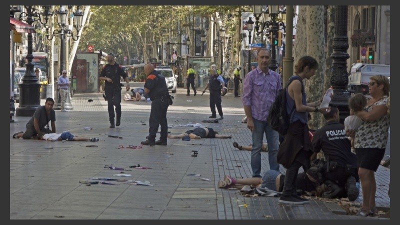 Los lesionados recibían asistencia en el lugar.
