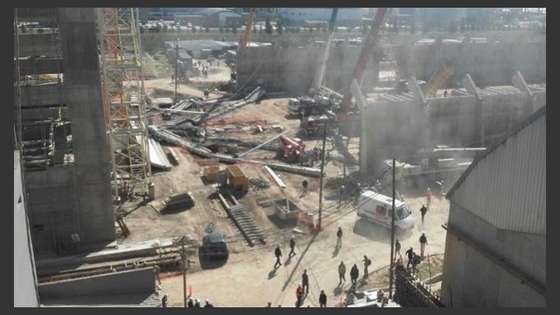 La imagen aérea que muestra la viga caída.