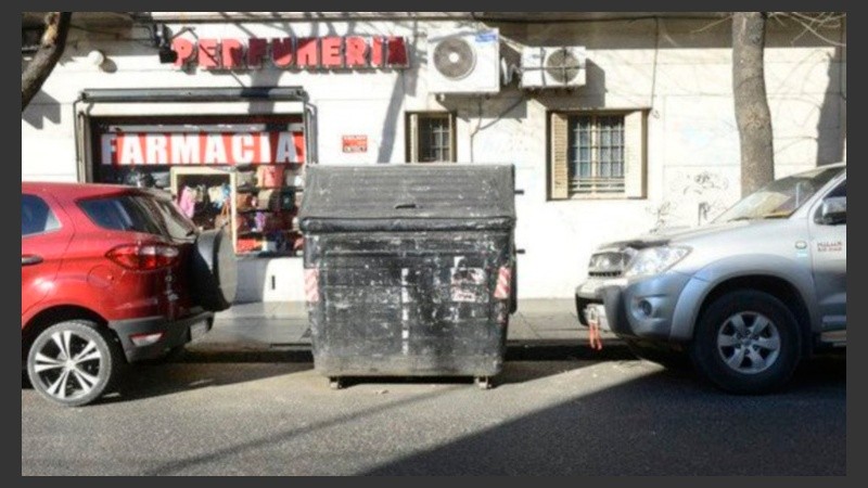 El contenedor en el que fue hallada con vida la beba. 