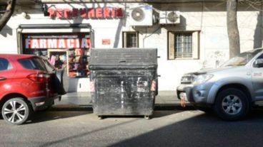 El contenedor en el que fue hallada con vida la beba.