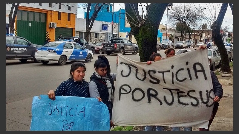 El reclamo de familiares frente a la comisaría.
